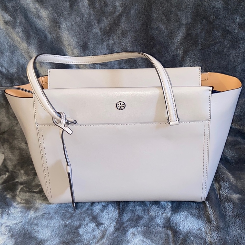 Tory burch hang bag.